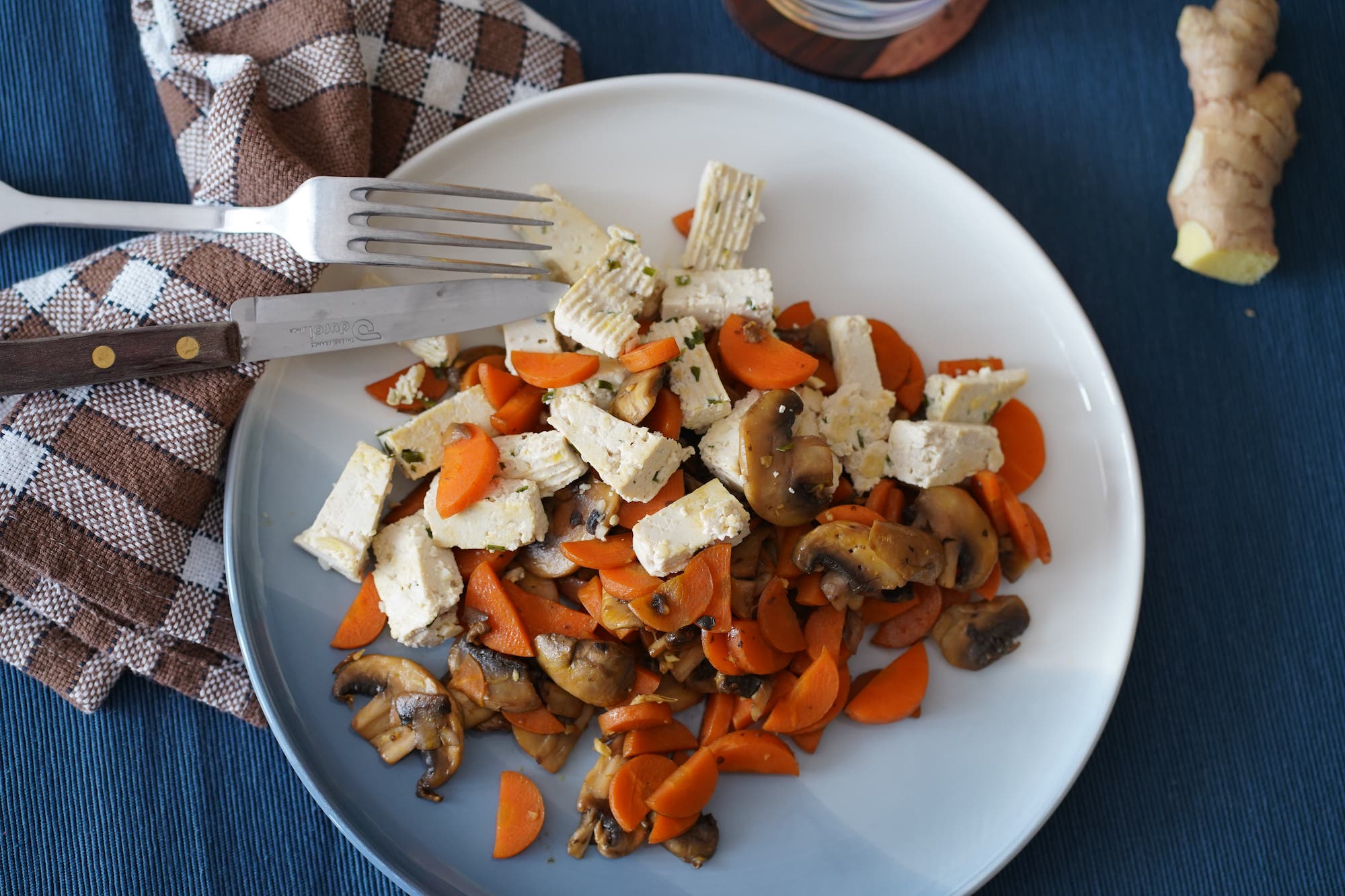 Poêlée de champignons et carottes croquantes, avec poulet ou tofu