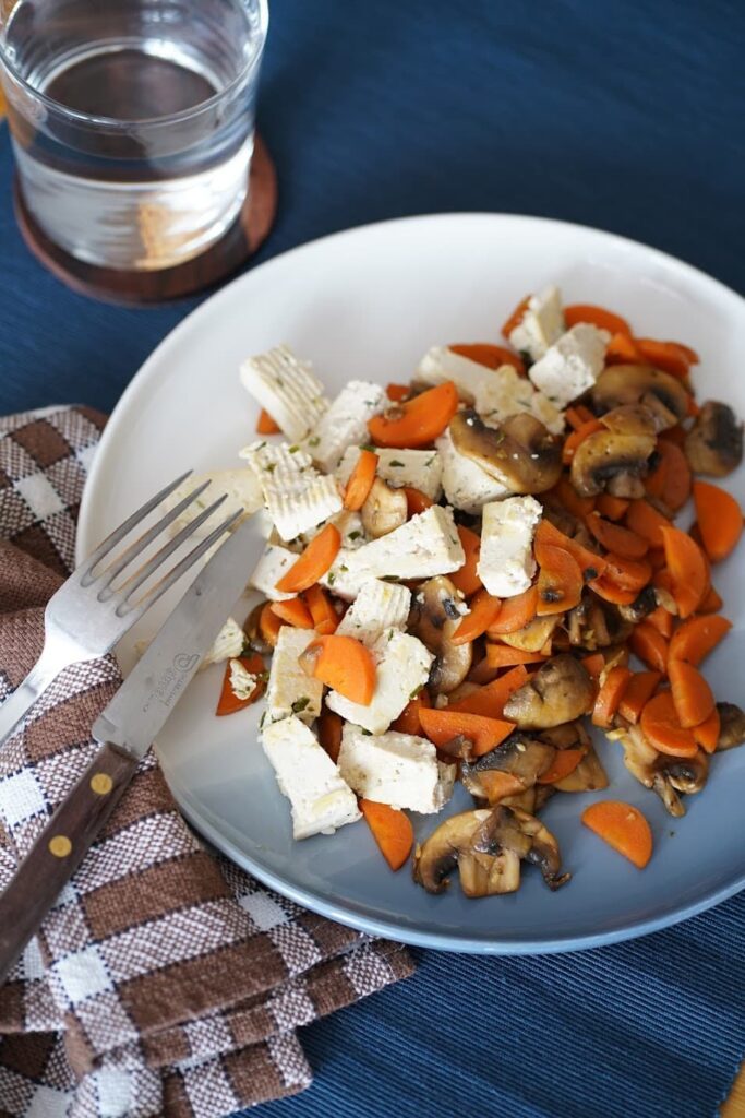 poêlée de champignons et carottes croquantes, avec poulet ou tofu
