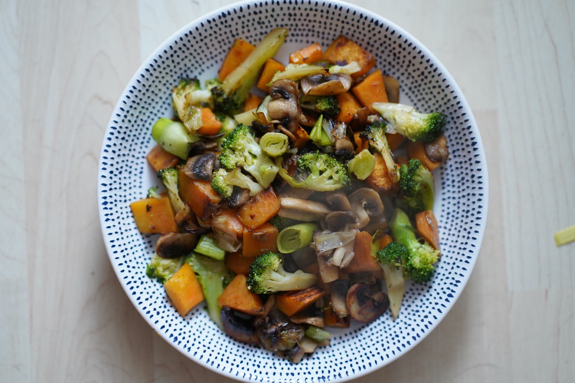 Wok de patate douce, poireau, brocoli et champignons
